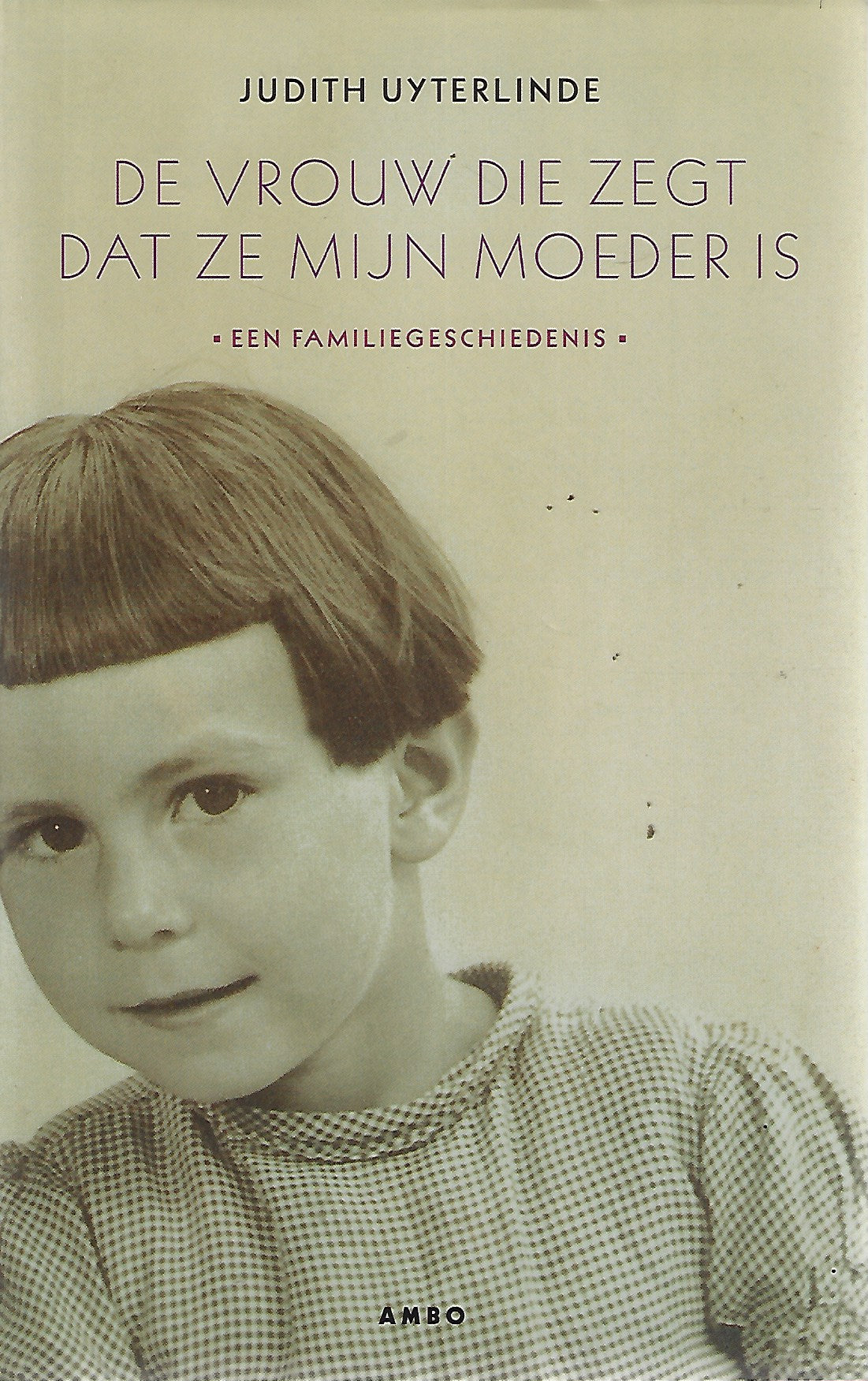 Omslag van De vrouw die zegt dat ze mijn moeder is / een familiegeschiedenis, tweedehands boek bij Boekhandel Bloks