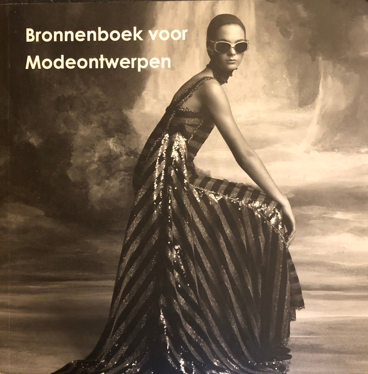 Omslag van Bronnenboek voor modeontwerpen (meertalige editie), tweedehands boek bij Boekhandel Bloks