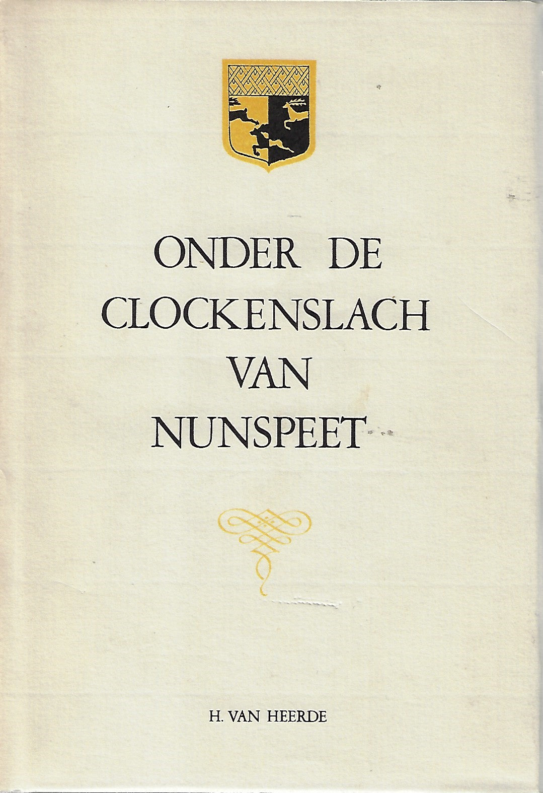 Omslag van Onder de Clockenslach van Nunspeet, tweedehands boek bij Boekhandel Bloks