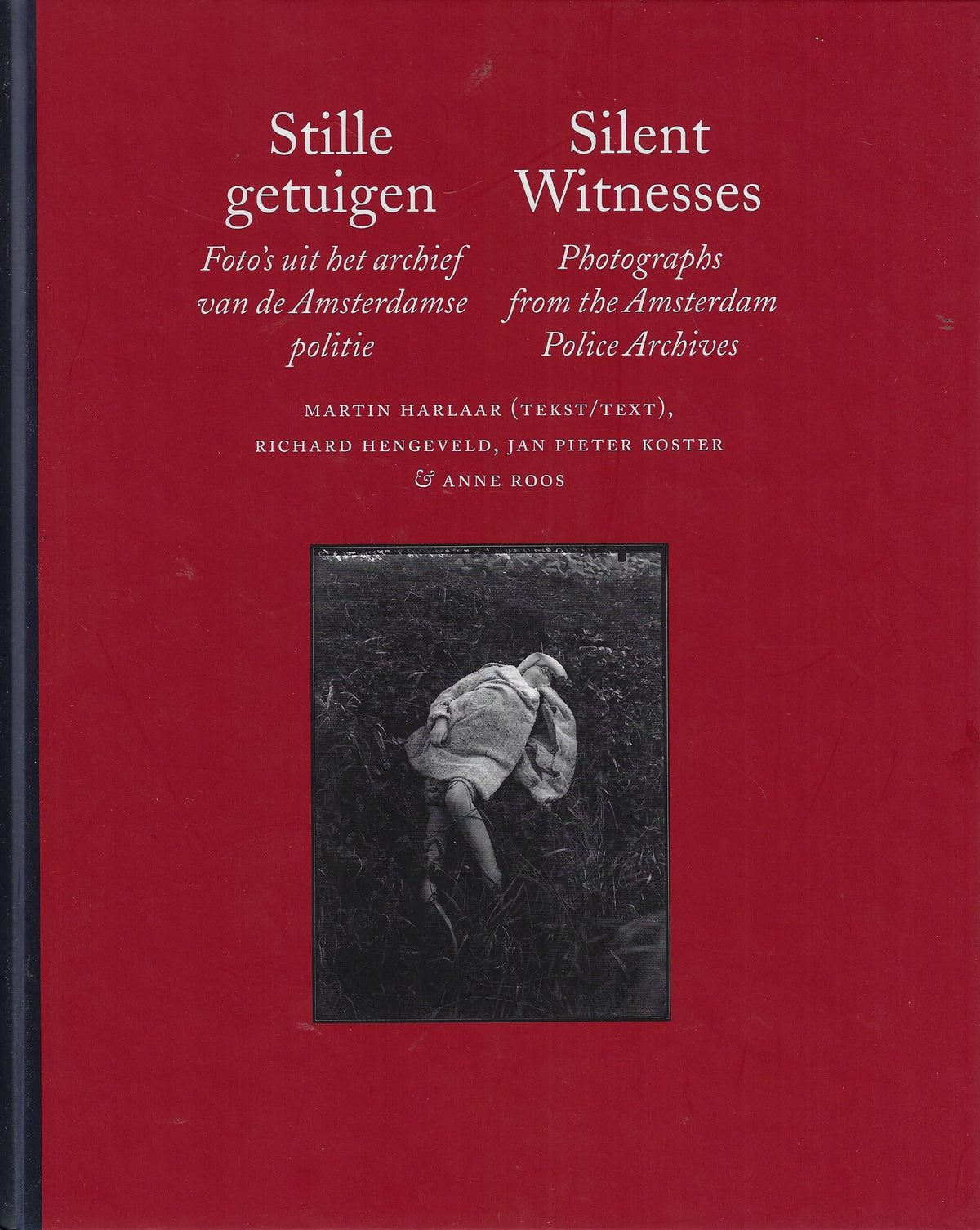 Omslag van Stille getuigen = silent witnesses / foto's uit het archief van de Amsterdamse politie = photographs from the Amsterdam Police Archives, tweedehands boek bij Boekhandel Bloks