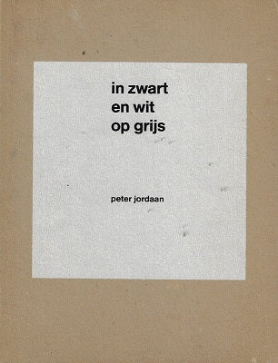 Omslag van In zwart en wit op grijs door Peter Jordaan, tweedehands boek bij Boekhandel Bloks