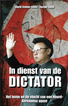 Omslag van In dienst van de dictator door Steiner - Gashi, tweedehands boek bij Boekhandel Bloks