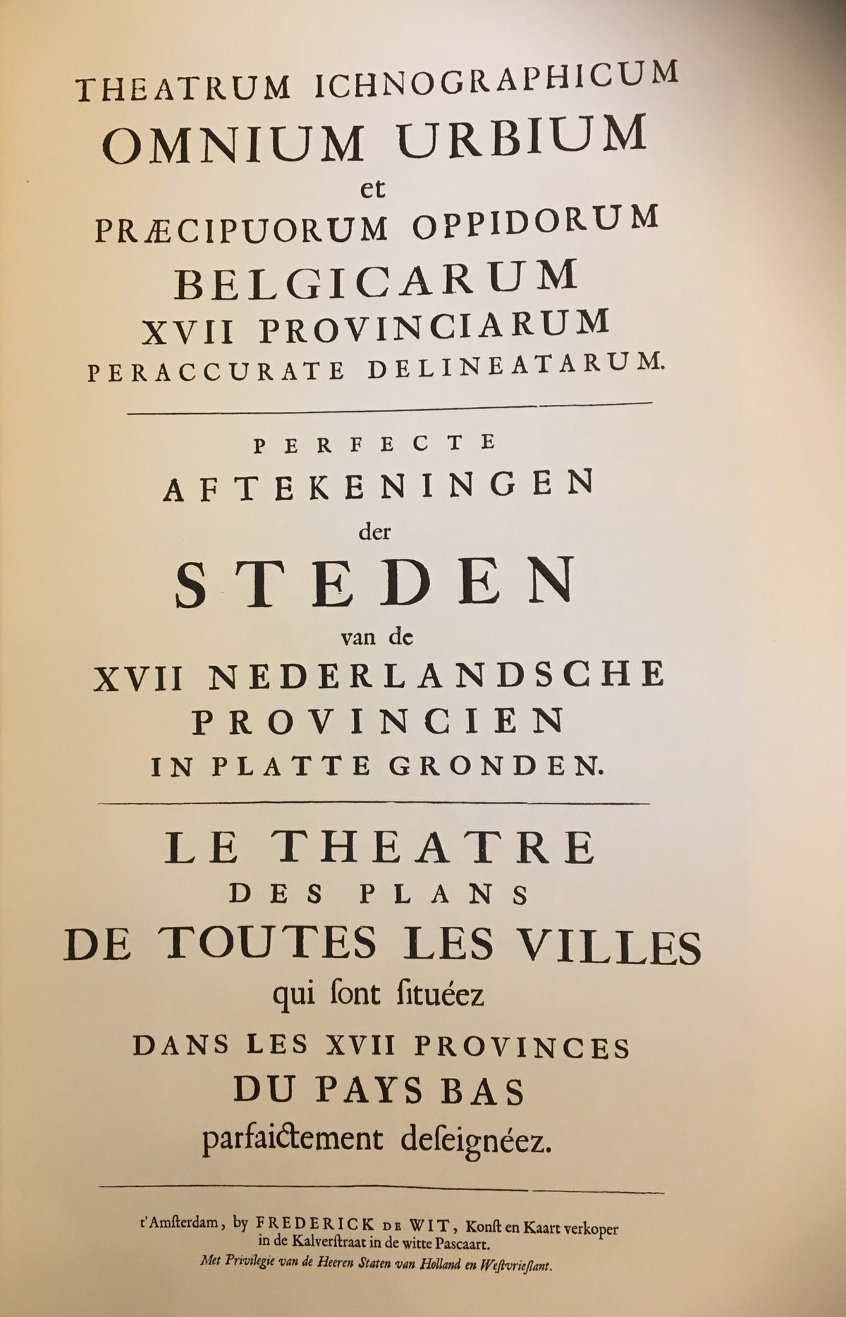 Omslag van Stedenatlas, Book of towns, Livre des plans des villes, tweedehands boek bij Boekhandel Bloks