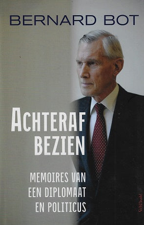 Omslag van Achteraf bezien / memoires van een diplomaat en politicus, tweedehands boek bij Boekhandel Bloks