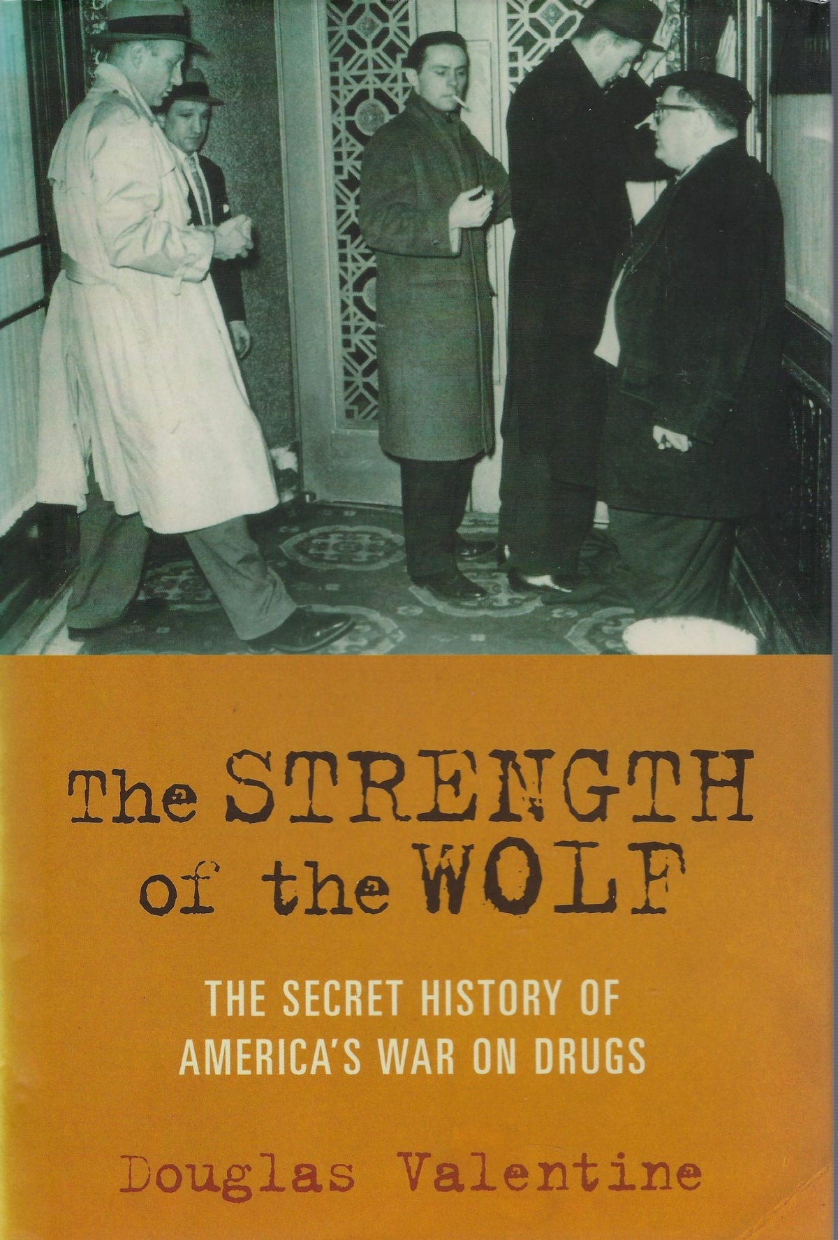 Omslag van The Strength of the Wolf / The Secret History of America's War on Drugs, tweedehands boek bij Boekhandel Bloks