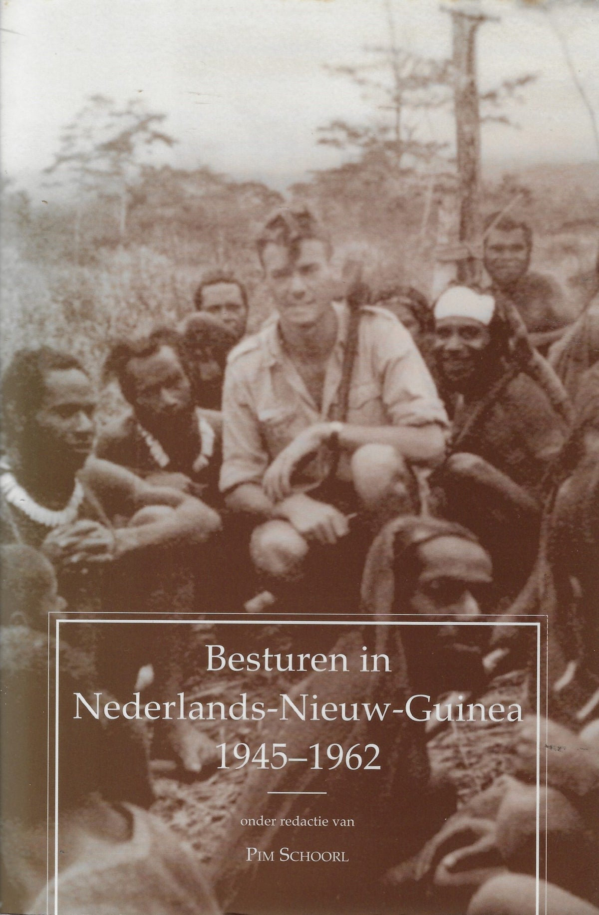 Omslag van Besturen in Nederlands-Nieuw-Guinea, 1945-1962, tweedehands boek bij Boekhandel Bloks