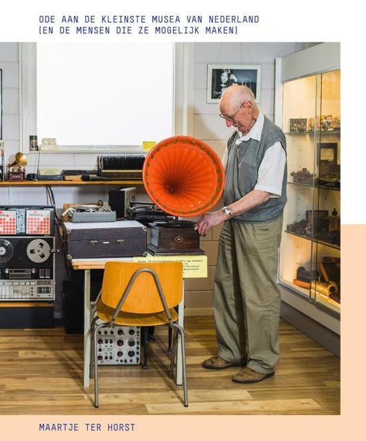 Omslag van Ode aan de kleinste musea van Nederland, tweedehands boek bij Boekhandel Bloks
