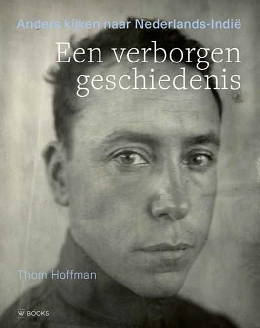 Omslag van Een verborgen geschiedenis / Anders kijken naar Nederlands-Indië, tweedehands boek bij Boekhandel Bloks
