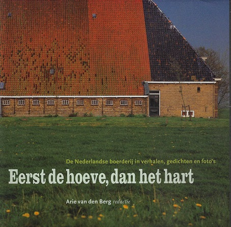 Omslag van Eerst de hoeve, dan het hart / de Nederlandse boerderij in verhalen, gedichten en foto's, tweedehands boek bij Boekhandel Bloks