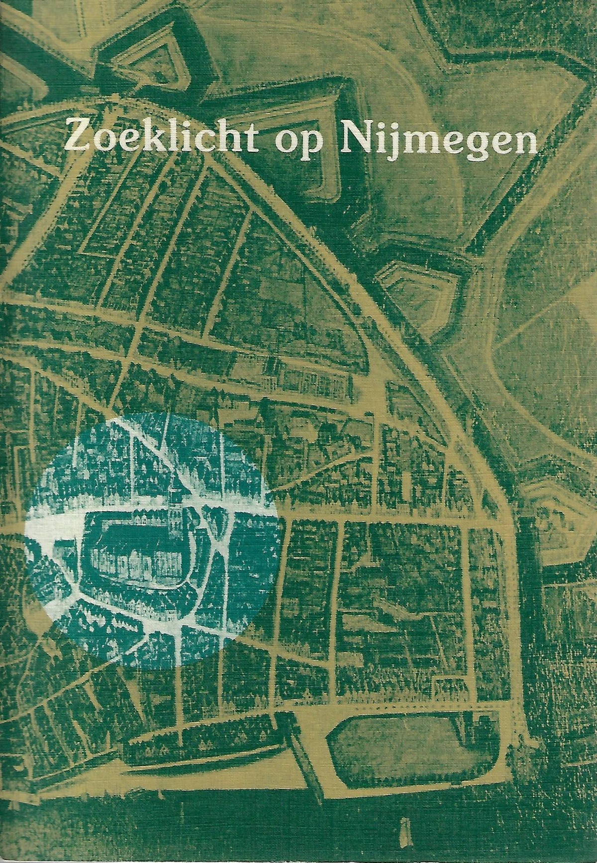 Omslag van Zoeklicht op Nijmegen, tweedehands boek bij Boekhandel Bloks
