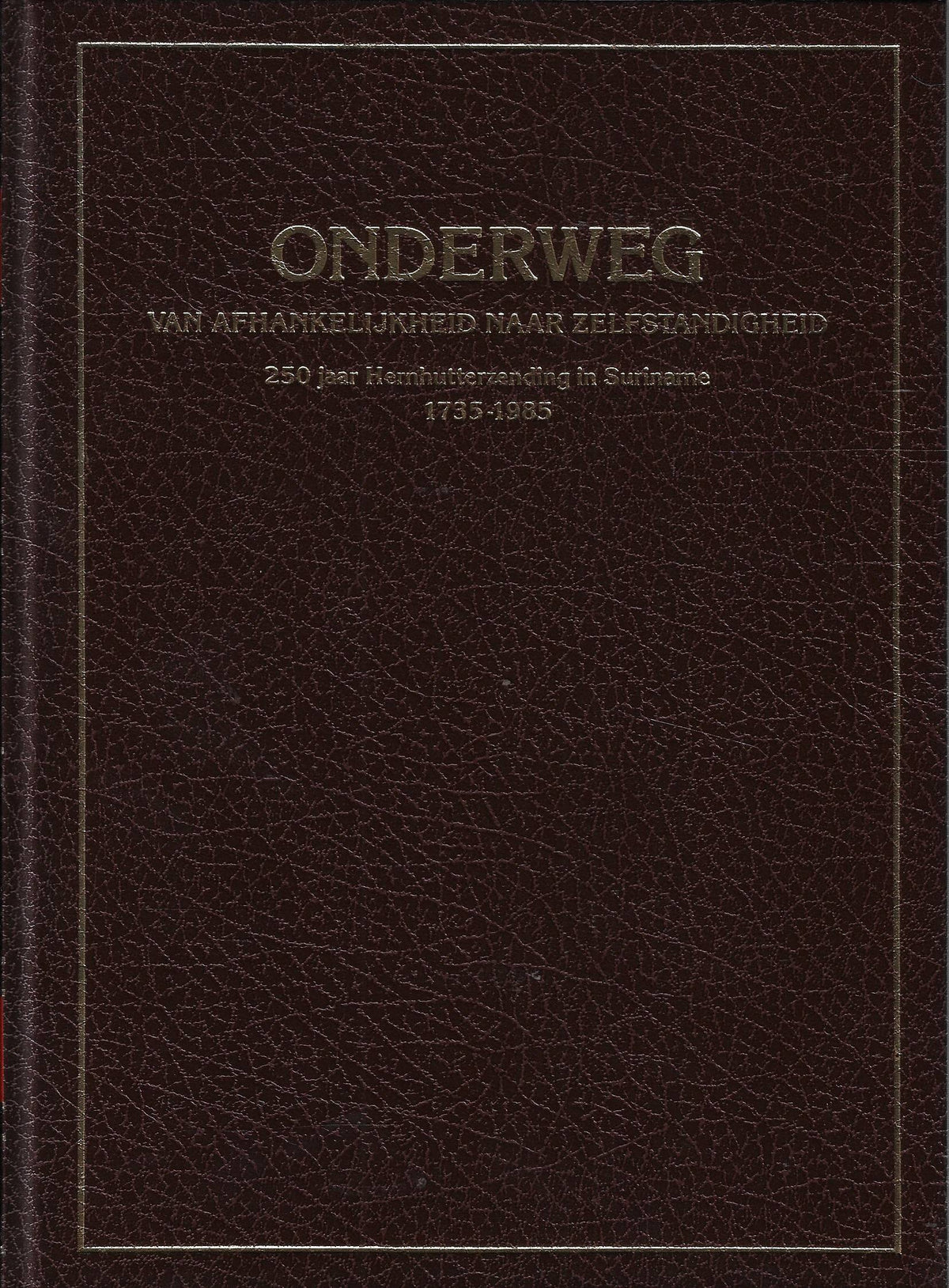 Omslag van Suriname onderweg van afhankelijkheid naar zelfstandigheid, tweedehands boek bij Boekhandel Bloks
