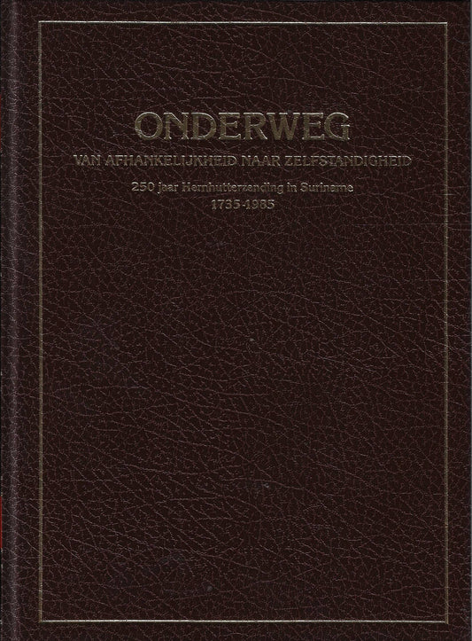Omslag van Suriname onderweg van afhankelijkheid naar zelfstandigheid, tweedehands boek bij Boekhandel Bloks