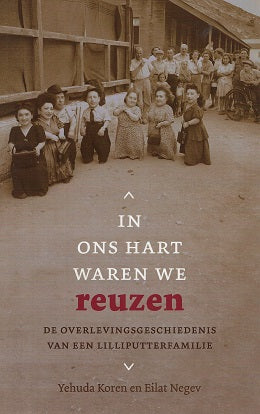 Omslag van In ons hart waren we reuzen / de overlevingsgeschiedenis van een lilliputterfamilie, tweedehands boek bij Boekhandel Bloks