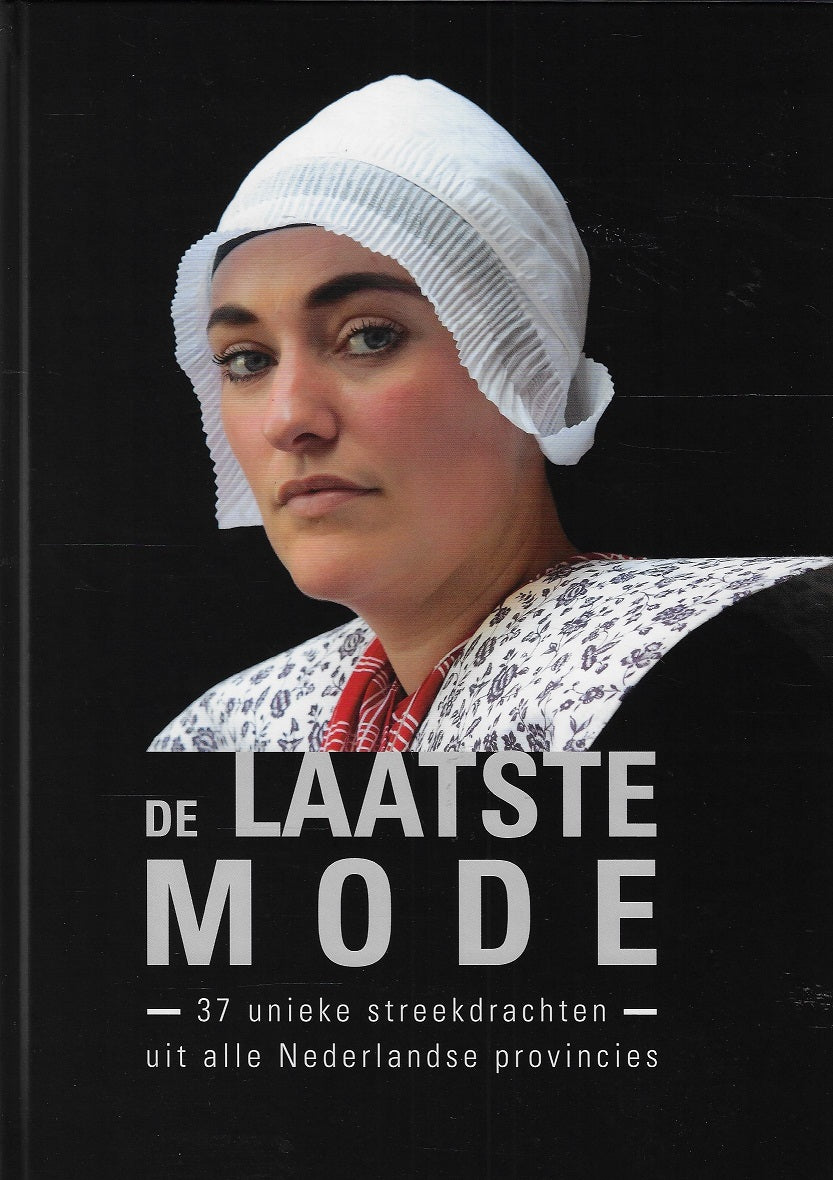 Omslag van De Laatste Mode / 37 unieke streekdrachten uit alle Nederlandse provincies, tweedehands boek bij Boekhandel Bloks