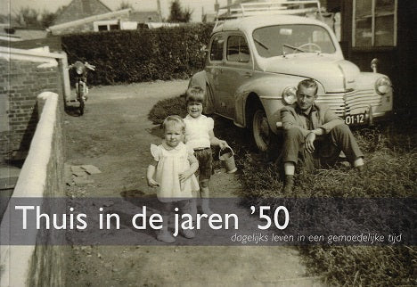 Omslag van Thuis in de jaren vijftig / dagelijks leven in een gemoedelijke tijd, tweedehands boek bij Boekhandel Bloks